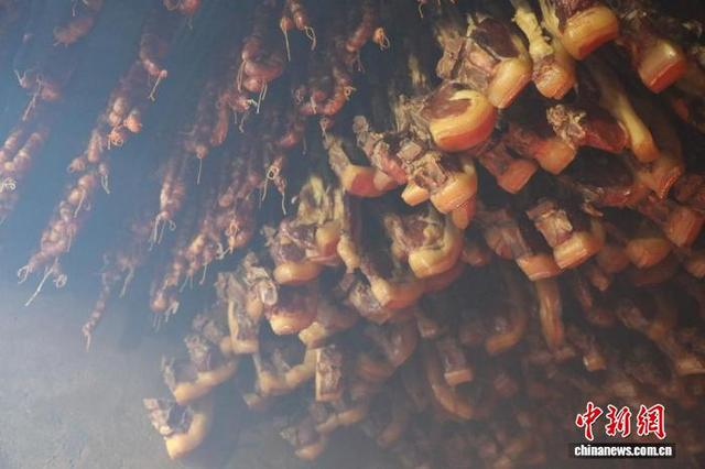 烟火熏烤腊肉。黄新 摄