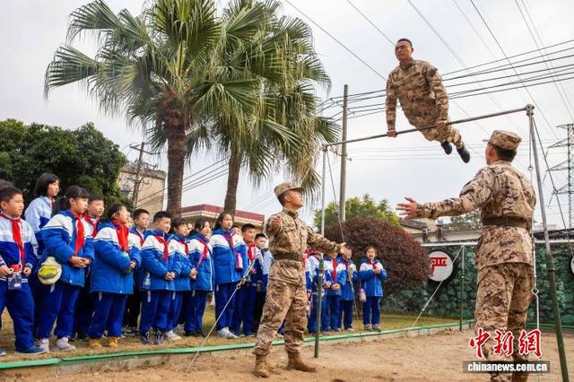 图为武警官兵演示器械训练。屠凌烽 摄