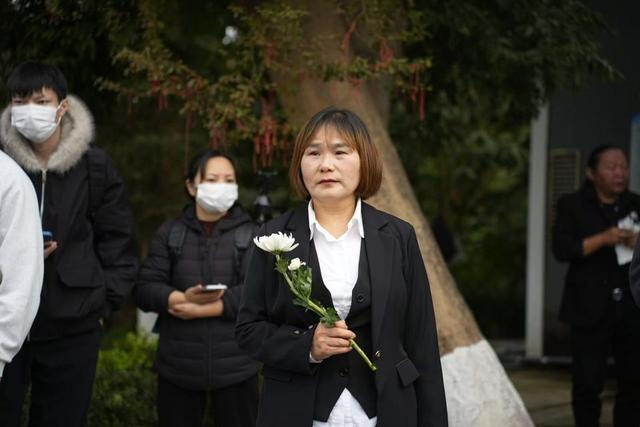 来自湖南怀化参与悼念活动的江女士 孔东亮摄