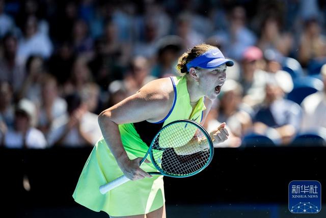 阿尼西莫娃在比赛中庆祝得分。新华社发(胡泾辰摄)