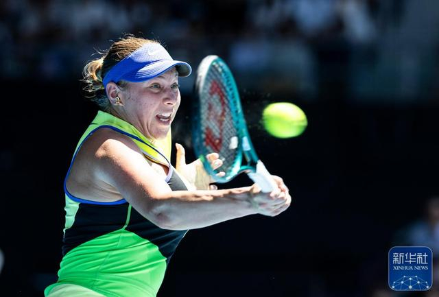 阿尼西莫娃在比赛中回球。新华社发(胡泾辰摄)