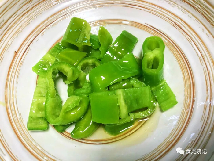 这才是地三鲜最好吃的做法,调1碗料汁,咸香下饭不油腻,零失败|茄子|土豆|青椒|淀粉|家常菜_新浪新闻