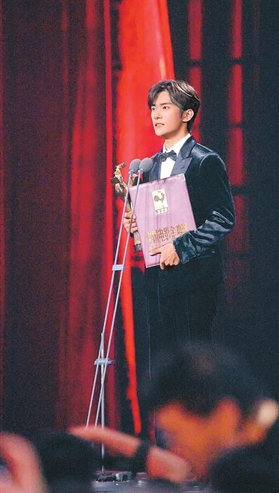 　　易烊千玺在第38届中国电影金鸡奖颁奖典礼上。受访者供图
