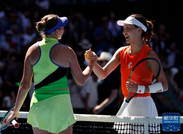 王欣瑜(右)与阿尼西莫娃赛后握手致意。新华社记者 马平 摄