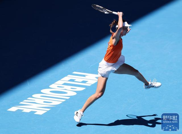 王欣瑜在比赛中回球。新华社记者 马平 摄