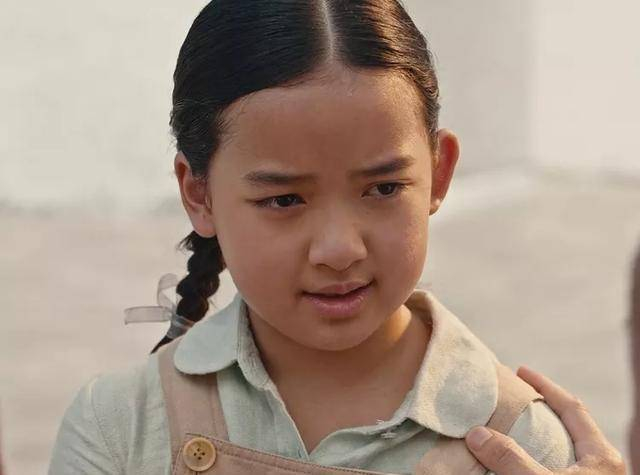 但是当林少白跟她解释了当时的事实和真相后，小飞航则瞬间释然了，不但走出阴霾用画笔表达自己对爸妈和二爸的爱，更是贴心的安慰二爸，告诉他他是把自己照顾的最好的二爸，更是安慰他劝说他不要再为当年的事情而内疚自责，这种从纠结到释然的情绪转换以及对二爸的安慰，既有演技的证明同时那种小大人的成熟和暖心更是让人感动，总之《暗夜与黎明》里聂子一真的是太可爱太会演了你是不是也被圈粉了呢？