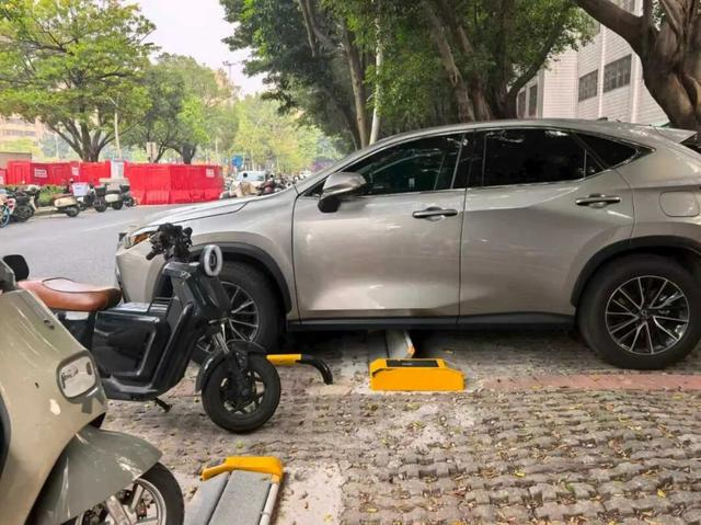 三水广场附近配有自动升降板的路边车位 摄影/陈平