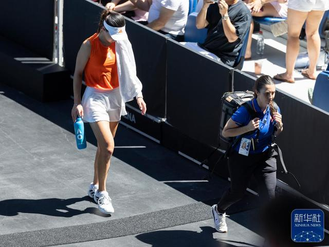 王欣瑜在比赛中医疗暂停。新华社发(胡泾辰摄)