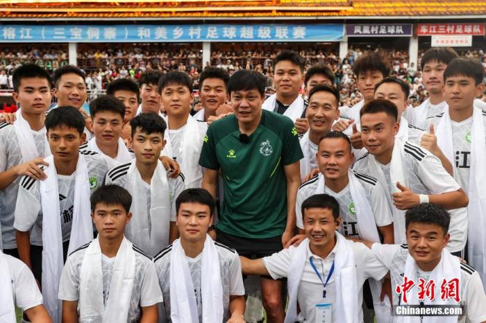   资料图：范志毅和村超球队合影。瞿宏伦 摄