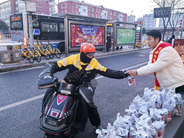 1月26日，旺顺阁连续21年的腊八爱心奉粥活动继续开展。受访者供图