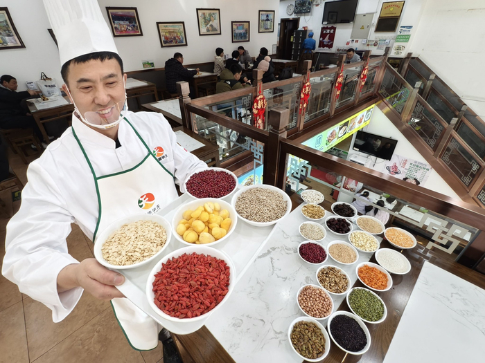 护国寺小吃总店的腊八粥粥料超过20种。受访者供图