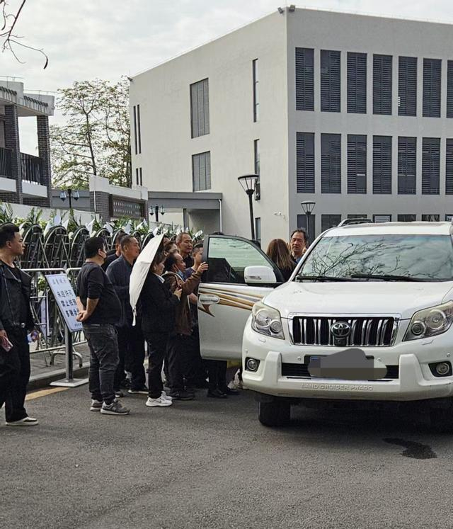 梁小龙先生家属乘车离去 胡飞龙摄
