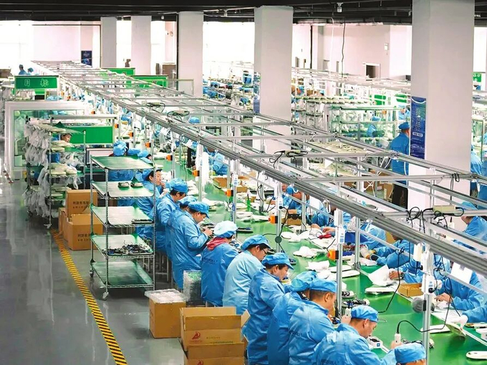 1月16日，在山西嘉世达机器人技术有限公司生产车间内，工人们在生产线前专注操作，全力保障海内外订单的及时交付。
