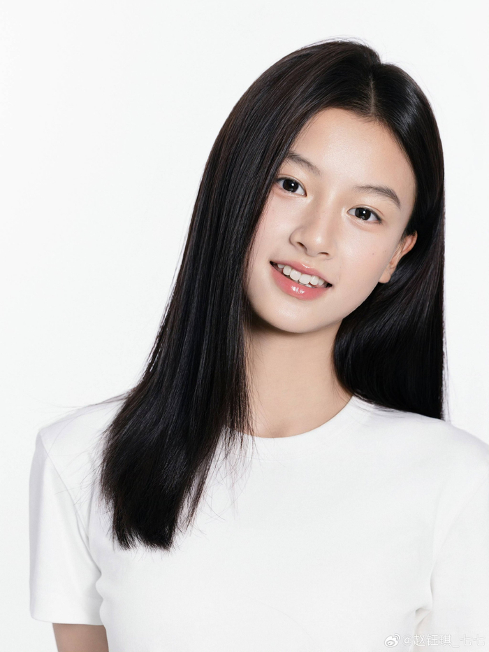 新人出道遇良作，搭档实力派还手握好剧本，七七的演艺首秀真的看点满满。不得不说，这份自带的独特气质加上绝佳的资源加持，真的很难让人不期待她在《明日乐园》里的表现，希望妹妹能稳稳拿捏角色，给大家带来眼前一亮的惊喜，坐等开播一睹风采啦！