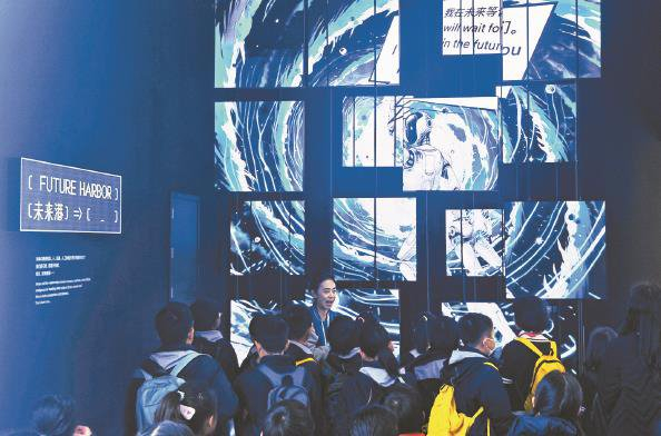             明日行者展区内的玄俑机器人多媒体展示  本报记者  陶磊  摄          