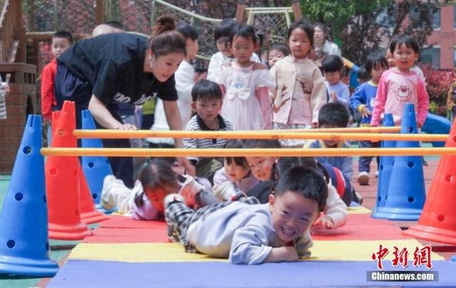 资料图：2025年4月18日，山东日照东港区翠湖佳园小区幼儿园，小朋友在玩匍匐游戏。CNSphoto 尹君 摄