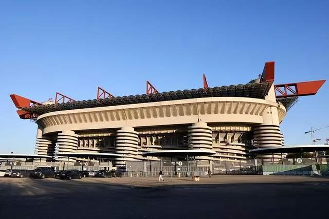 举行开幕式的圣西罗体育场