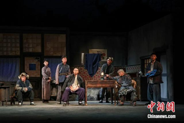 北京人艺2025版话剧《骆驼祥子》剧照。北京人艺供图