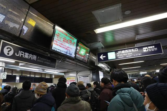 当地时间2026年1月25日，日本北海道札幌，因大雪导致列车停运，人们滞留在JR札幌站。视觉中国 图