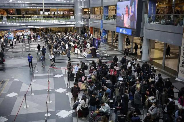 当地时间2026年1月26日，日本北海道，新千岁机场挤满了滞留旅客。视觉中国 图