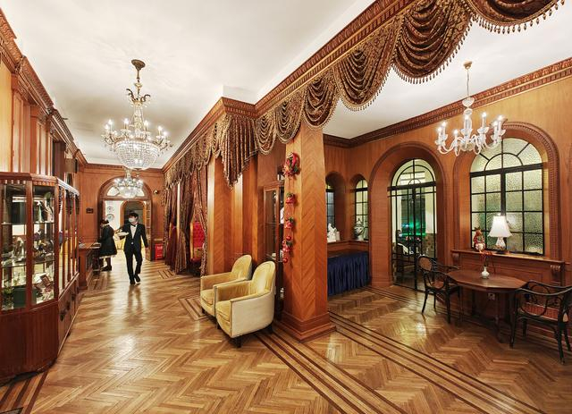 上海马勒别墅内景。楼梯、地板、壁板多为柚木，均呈红褐色，雕刻装饰带西方风味。视觉中国图