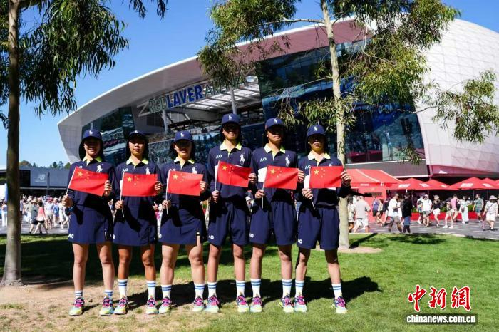 图为6位中网球童在澳网中央球场——罗德·拉沃尔球场外合影。(中网公司 供图)