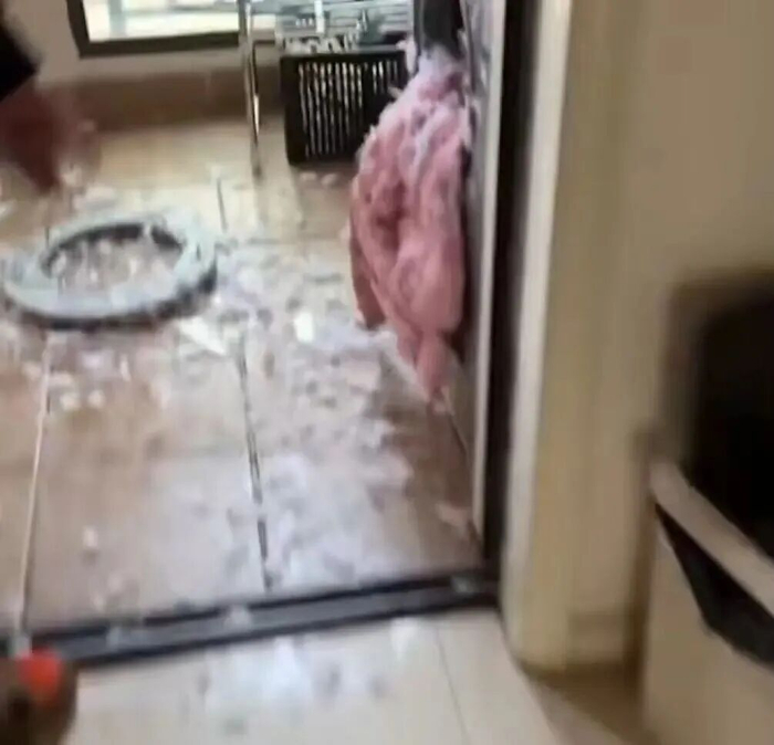 洗衣机的门被炸开。图源：国家应急广播视频截图