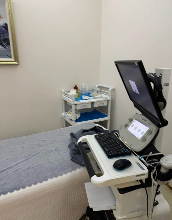 一家产后修复机构正在使用的电磁类仪器。 图/新京报记者 咸运祯 摄