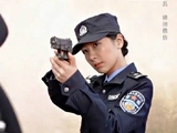 白菊警服变装，持枪的眼神好犀利，真的太帅啦！坐等和白菊见面吧！