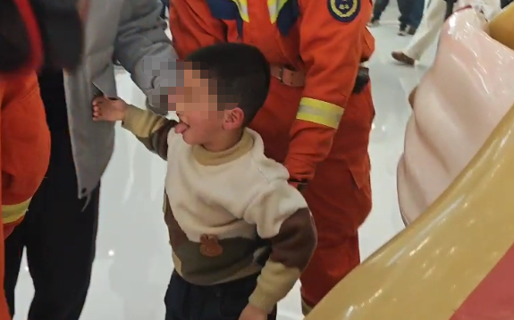 男孩被救出。图源：浙江消防