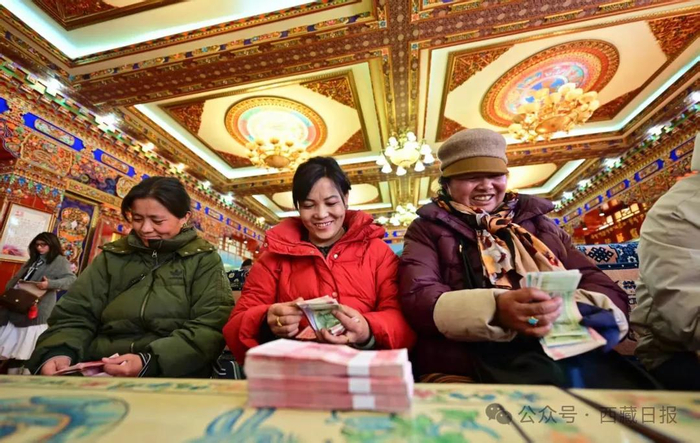 图为拉萨市雪社区服装三厂合作社成员正在领取分红。记者 唐斌 摄