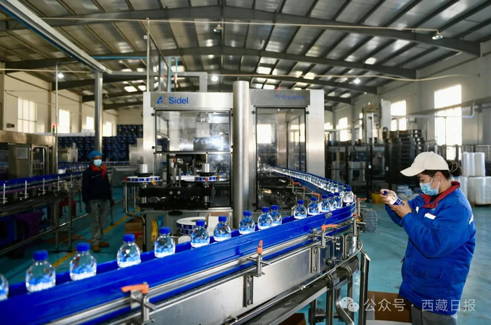 图为西藏大昭圣泉实业有限公司的员工正在生产车间工作。记者 旦增兰泽 摄