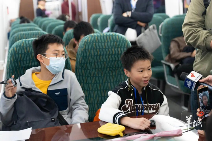 城轨列车内，小“地铁迷”正在接受媒体采访