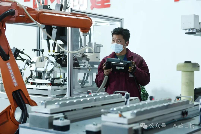 图为西藏尚厨科技有限公司工作人员正在进行流水线作业。记者 旦增兰泽 摄