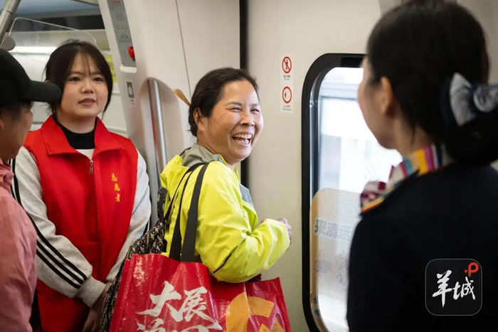 乘客对城轨线路的开通非常高兴，表示极大地方便了生活