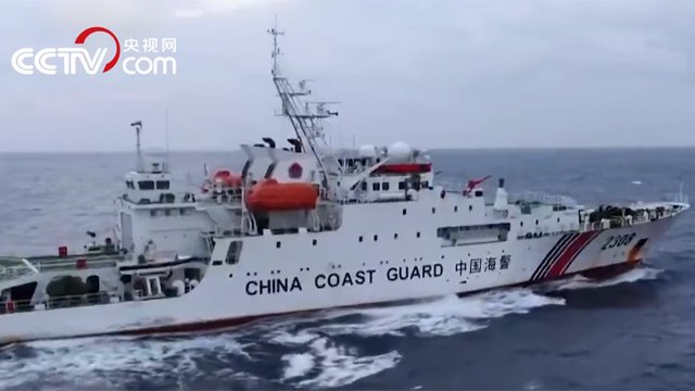 资料图：中国海警船在钓鱼岛附近海域执法 央视视频截图