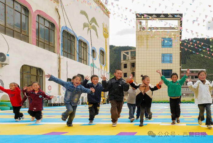 图为昌都市类乌齐县重庆双语幼儿园的孩子们在课间快乐地玩耍。记者 丹增群培 摄
