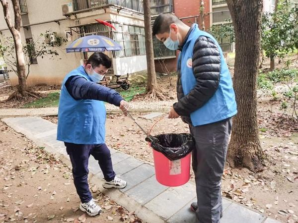 武汉“美好家园”的年轻人在小区里做清扫。受访者供图