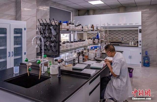 永兴县一稀贵金属回收企业化验员在记录化验报告。永兴县委宣传部供图