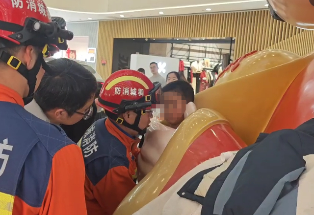 消防员展开救援。图源：浙江消防