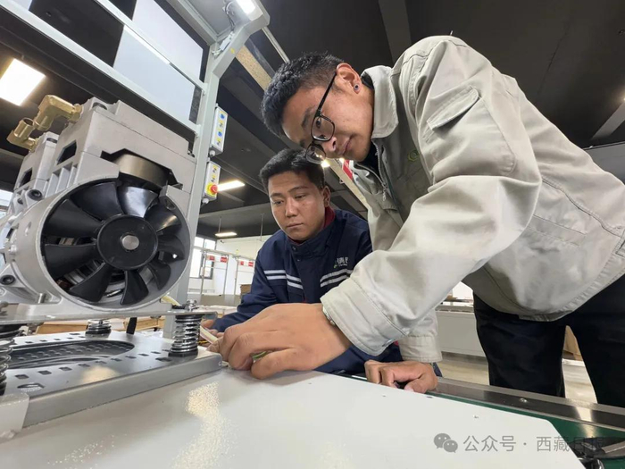 图为西藏清匠电器科技有限公司的工作人员正在生产线上工作。记者 白玛泽旺 摄