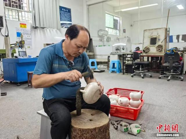永兴银匠在制作银壶。记者 鲁毅 摄