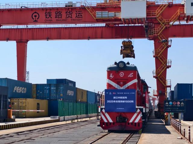 图为2025年浙江第1000列中欧班列在义乌西铁路货场等待发车。（杭州铁路物流中心供图）