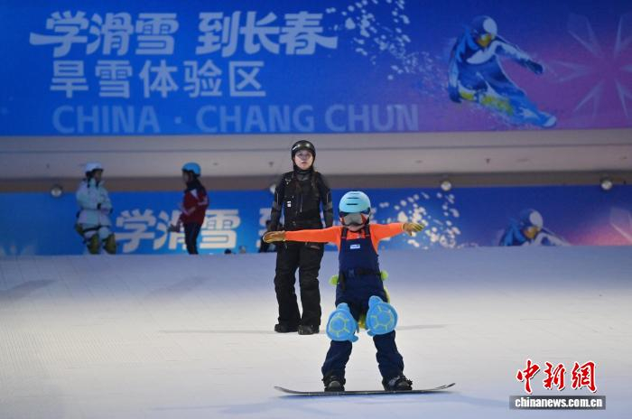 吉林长春，小朋友体验旱地滑雪。(资料图) 张瑶 摄