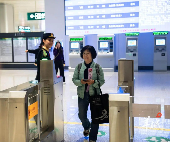 乘坐广清城际铁路南延线的旅客进站