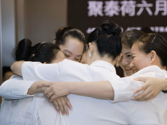 前来参加会议的女性们拥抱在一起。 图/受访者提供