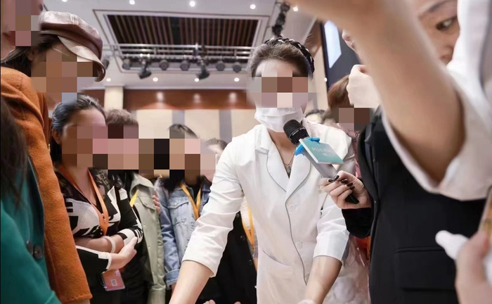 在云南一场品牌推介会上，前来参会的女性，正在参观“泰式古法骨盆闭合秘术”。图/受访者提供