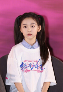 小酒窝，本名高舒乔[1]，2016年6月2日出生于北京市[2]，高云翔与董璇的女儿[3]。