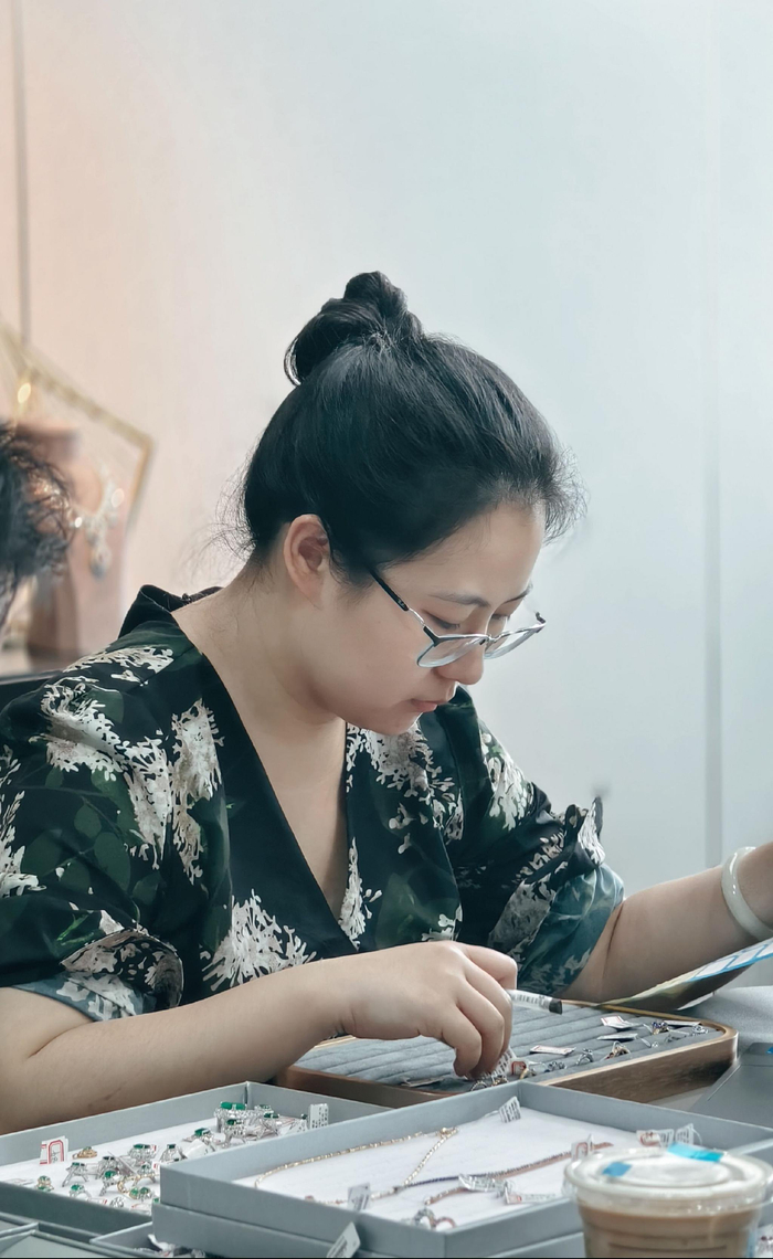 段睿为“破冰驿站”直播选品。受访者供图