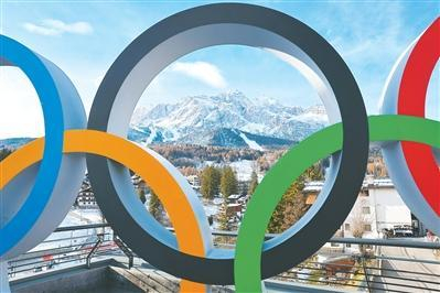 在意大利科尔蒂纳丹佩佐拍摄的奥运五环与城镇景观。新华社记者 李京摄
